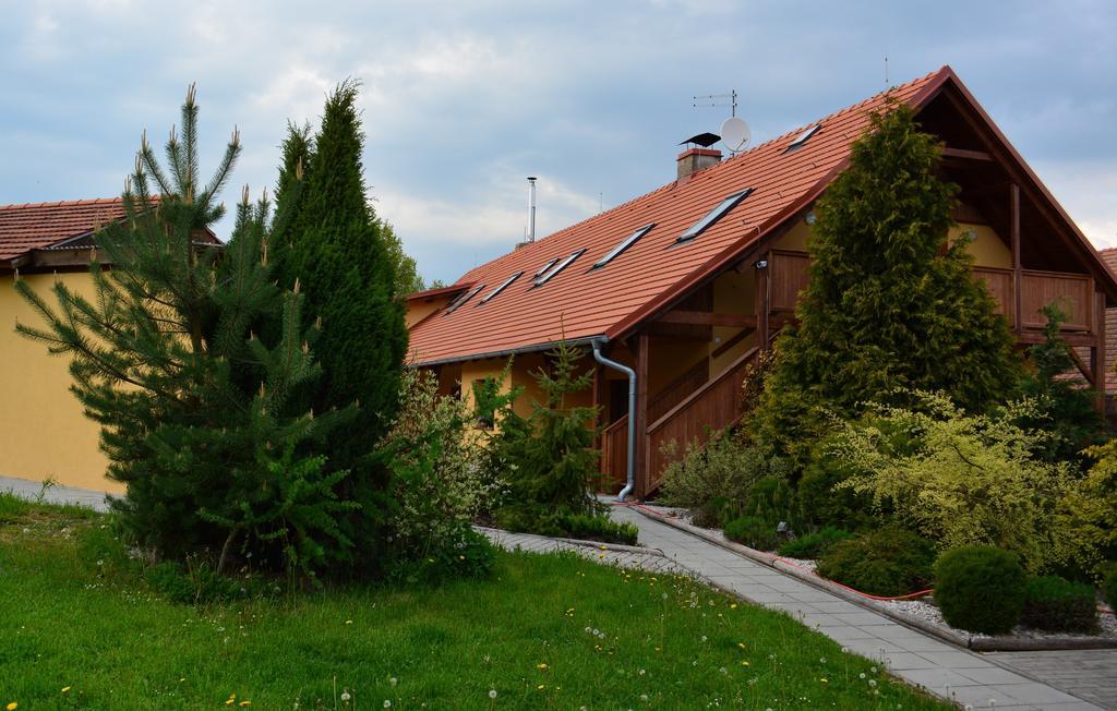 Penzion Farma Dvorec Radnice Exterior foto