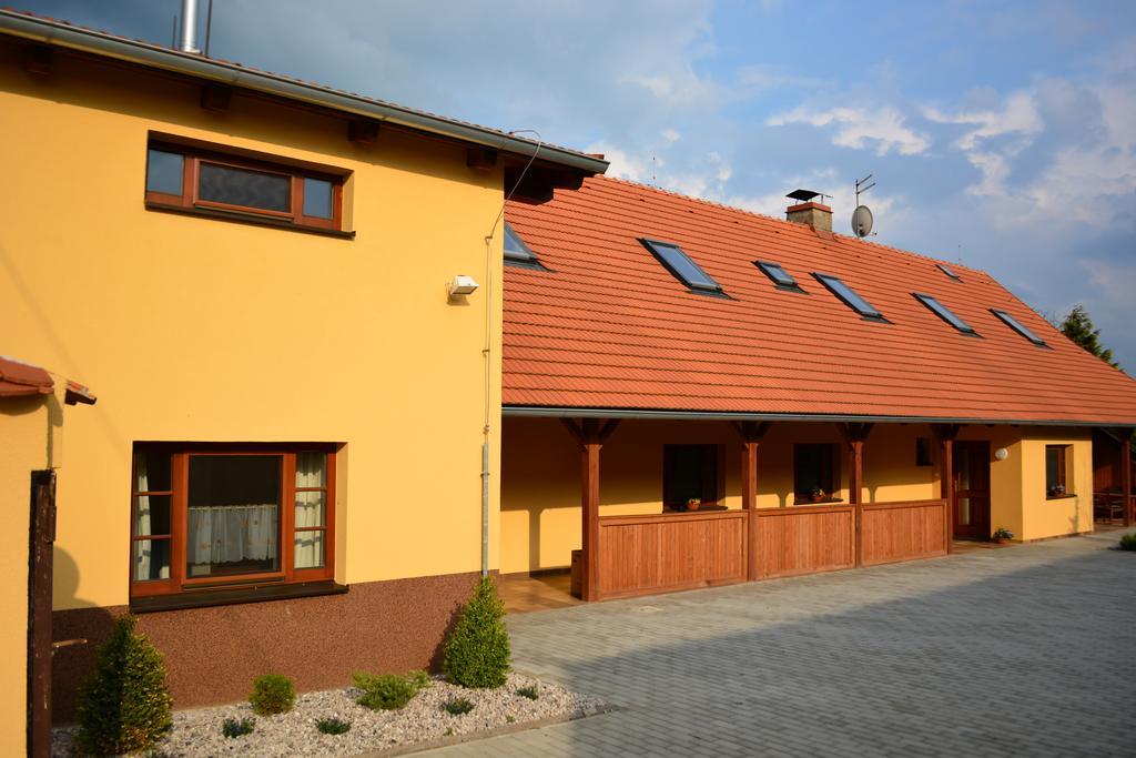 Penzion Farma Dvorec Radnice Exterior foto