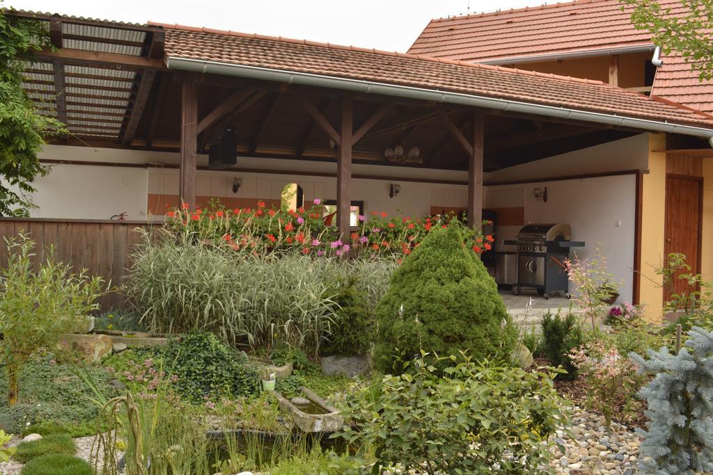 Penzion Farma Dvorec Radnice Exterior foto